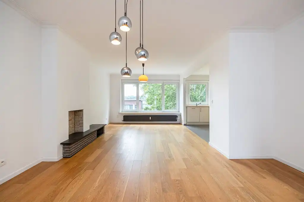 Instapklaar tweeslaapkamerappartement met garage foto 2