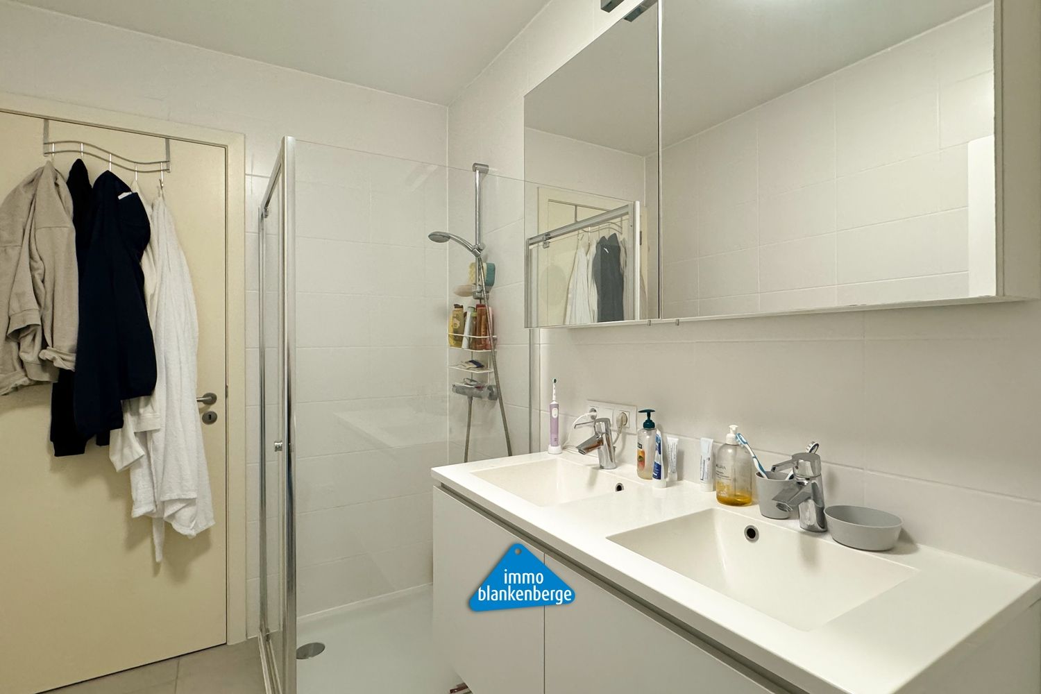 Ruim en modern appartement met twee slaapkamers foto 11