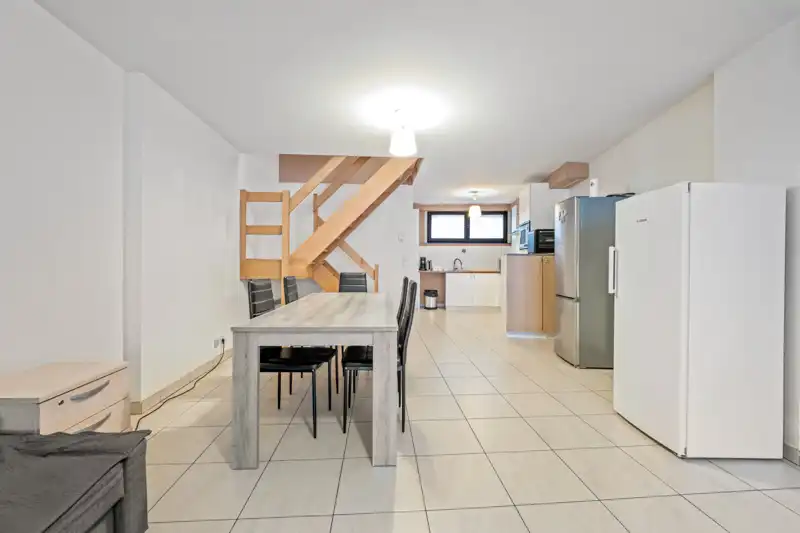 Roeselare : Instapklare hoek duplexappartement met 1 slaapkamer (kan opgesplitst worden )  met ruim terras nabij centrum + zolder foto 2