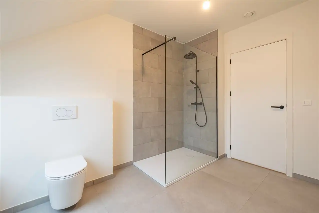 Instapklare nieuwbouwwoning op ruim perceel met 3 slk foto 22