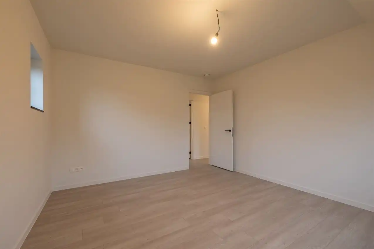 Instapklare nieuwbouwwoning op ruim perceel met 3 slk foto 22