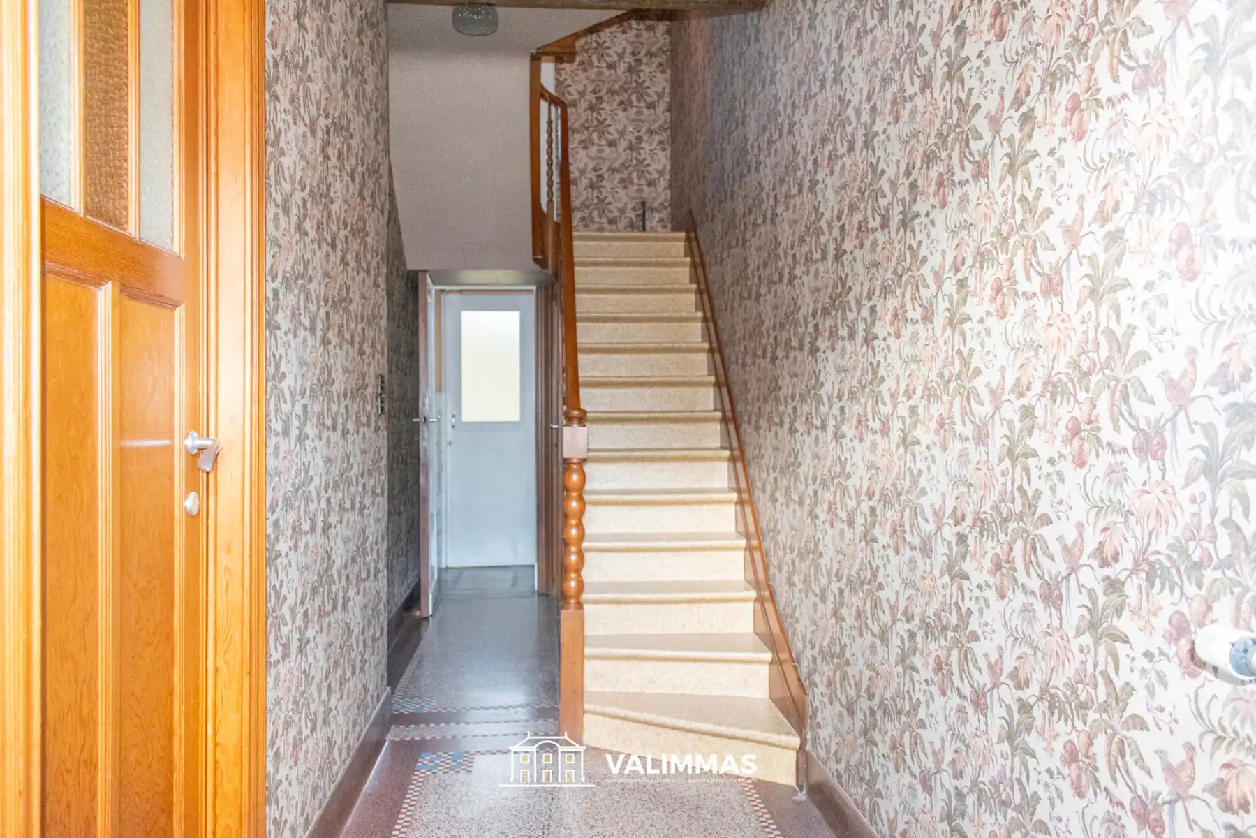 Ruime en verzorgde rijwoning met overdekte koer en garage... foto 3