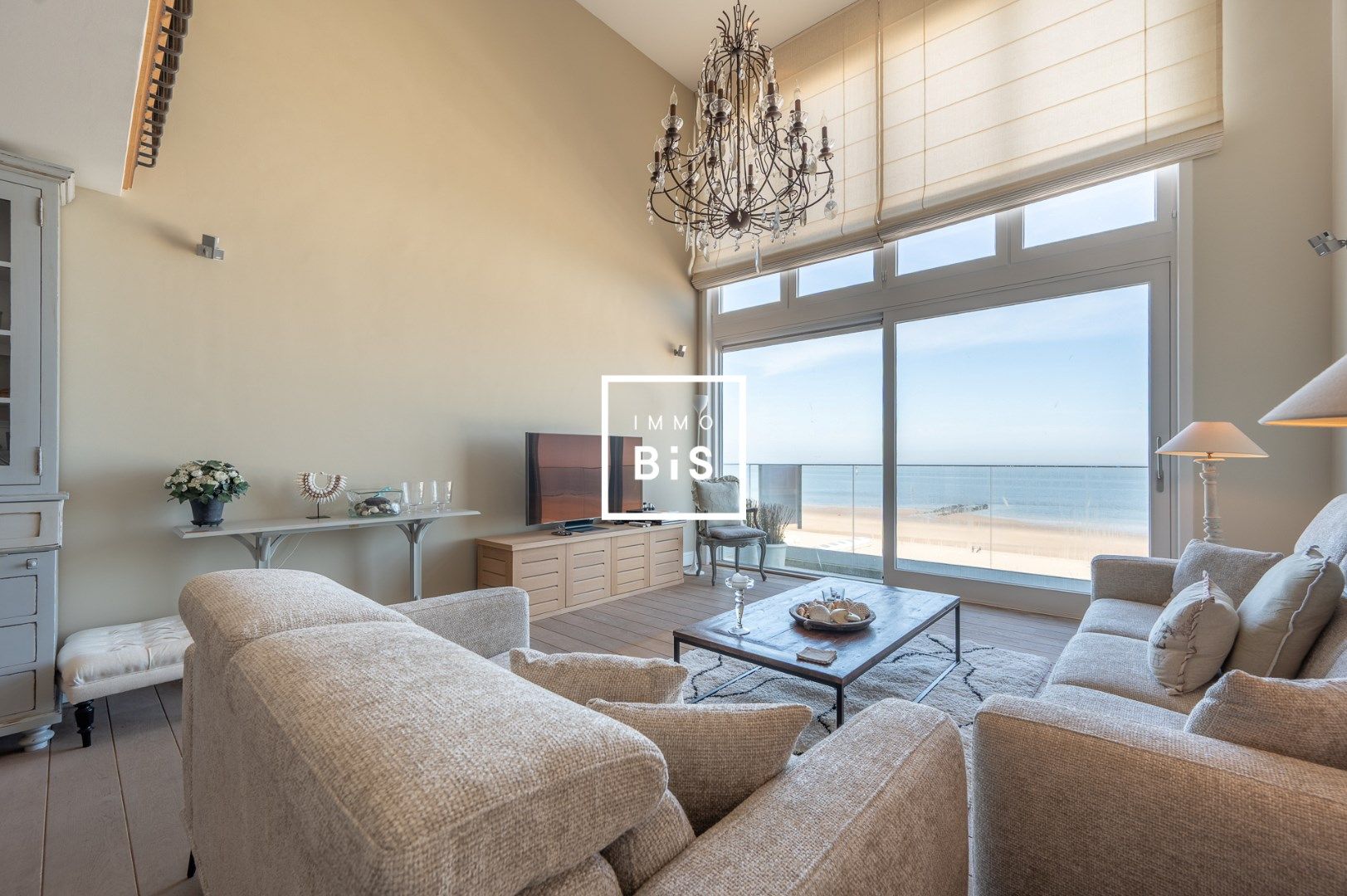 Exclusief duplex mezzanine appartement op een toplocatie aan de Zeedijk in het Zoute foto {{pictureIndex}}