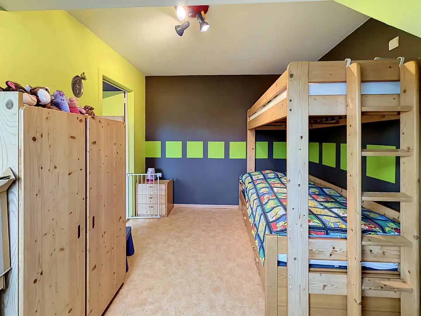 Instapklare bel-etage met drie slaapkamers, garage en zonnige buitenruimtes. foto 27