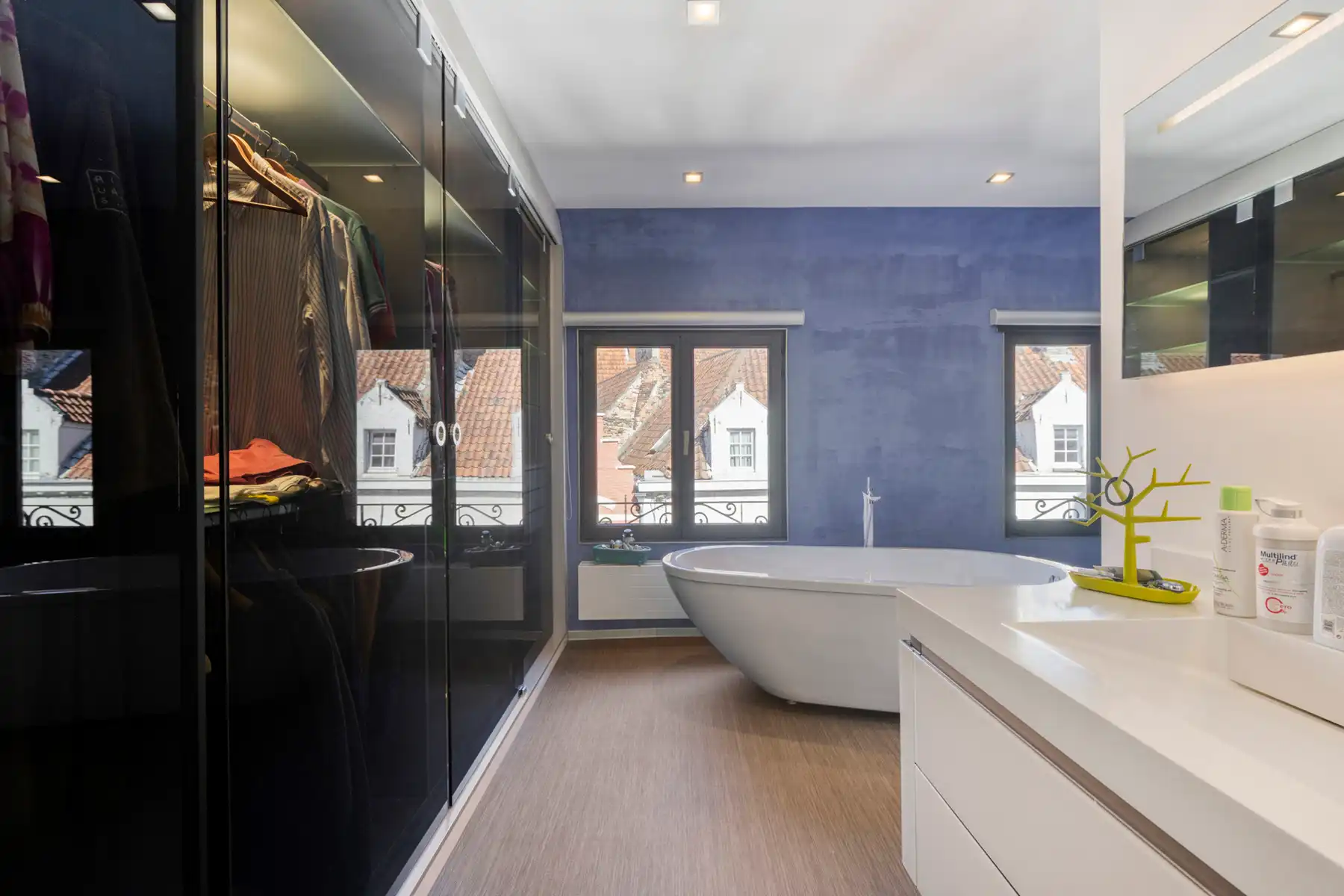 Gerenoveerde (2010) burgerwoning met dubbele garage foto 15