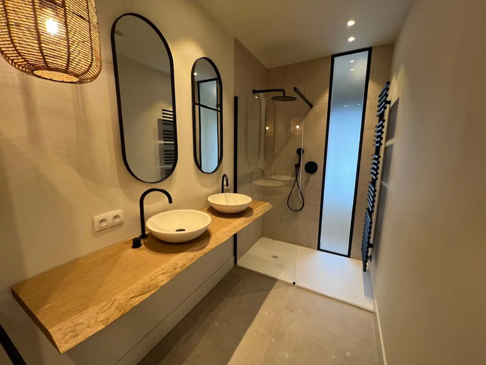 Centraal gelegen gerenoveerde woning met 2 slpk en terras foto 16