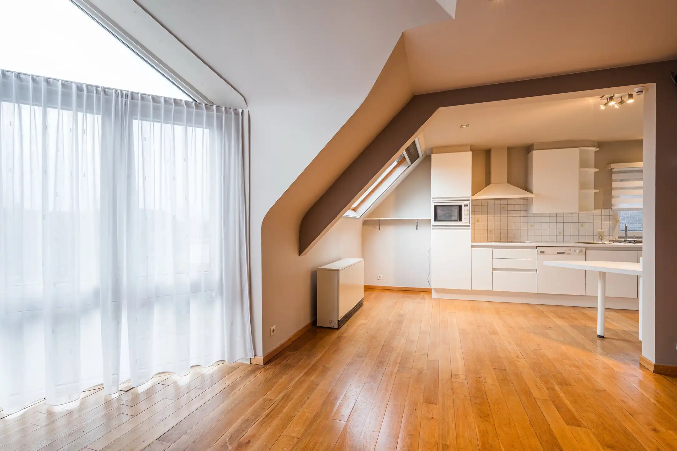 Instapklaar 2 slaapkamer appartement met garage in kleinschalig gebouw foto 6