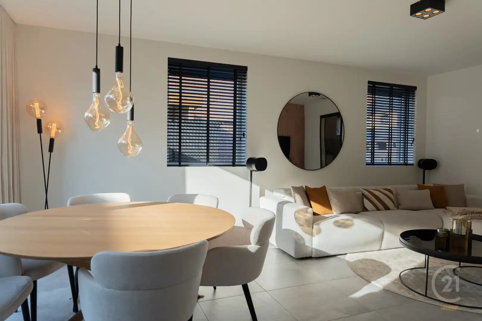 Moderne Woning met 4 Slaapkamers en Inpandige Garage in Lombardsijde foto {{pictureIndex}}