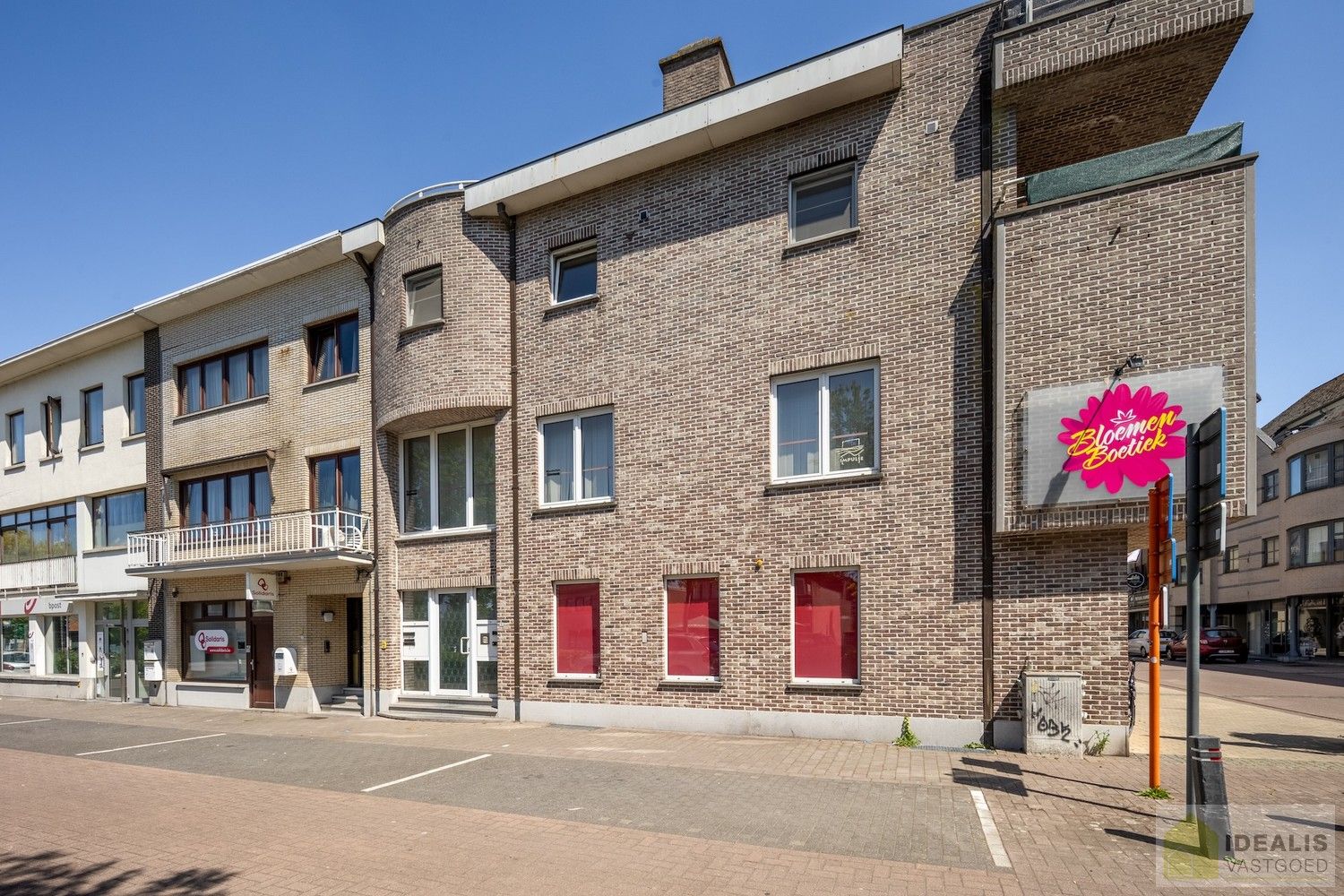 IDEALIS VASTGOED - OVERDRACHT AANDELEN PATRIMONIUMVENNOOTSCHAP MET IN HAAR ACTIEF MEERDERE ONROERENDE GOEDEREN GELEGEN TE STADSWAAG 3, STADSWAAG 5, STAD 1, STAD 3, GROENSTRAAT 5 EN POSTHOORNSTRAAT 26, ALLEN IN HET CENTRUM VAN HAMONT (HAMONT-ACHEL)! – Geschikt voor zij die zoeken naar een interessante investering met verschillende mogelijkheden waaronder een vernieuwbouw bestaande uit 10 appartementen. foto 4