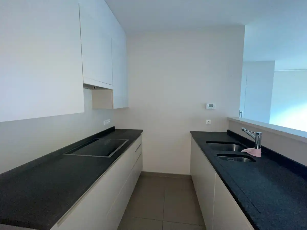 Instapklaar twee slaapkamer APP + terras, bergruimte & garage foto 17