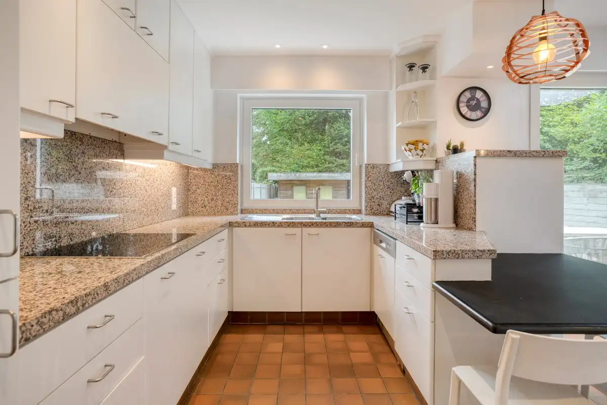 Gerenoveerde halfopen bebouwing met 4 slaapkamers, bureau en tuin in centrum Brasschaat foto 6