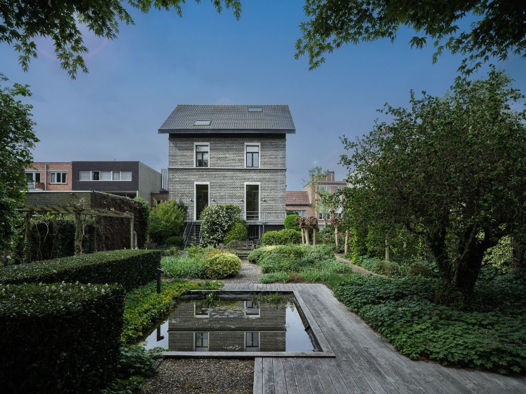 Uitzonderlijke opportuniteit Sint-Amandsberg – ‘Villa Bromelia’ - Statige en ruime woning (437m2 bvo) met een prachtig aangelegde tuin op een boogscheut van het stadscentrum – nabij de Rozenbroeken. foto 2