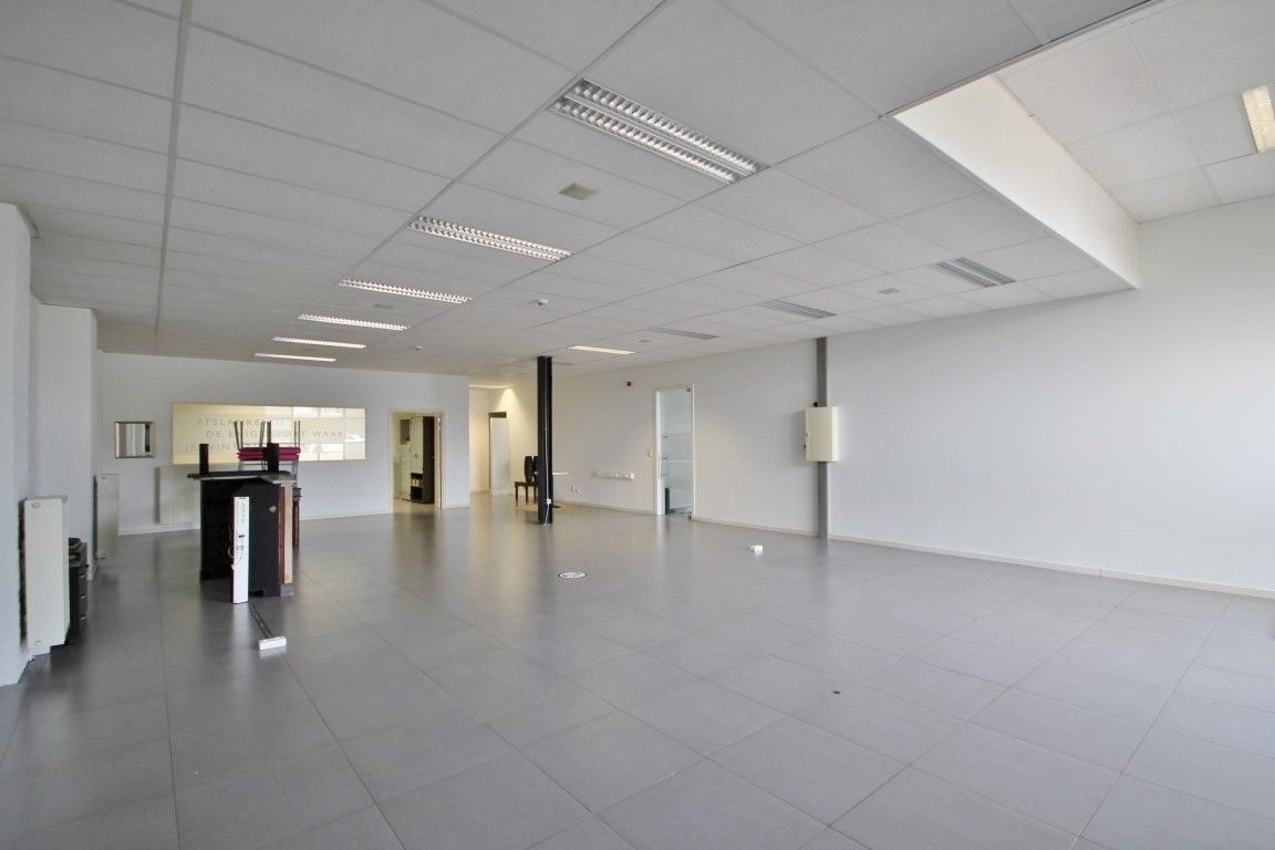 Ruim handelspand/bureelruimte op toplocatie in Sint-Truiden foto 7