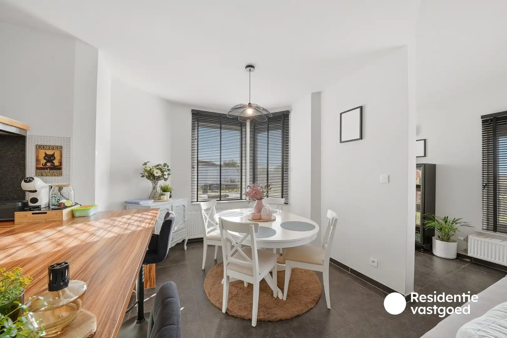 Instapklare woning met dubbele garage, 3 kamers en zongerichte buitenruimtes foto 7