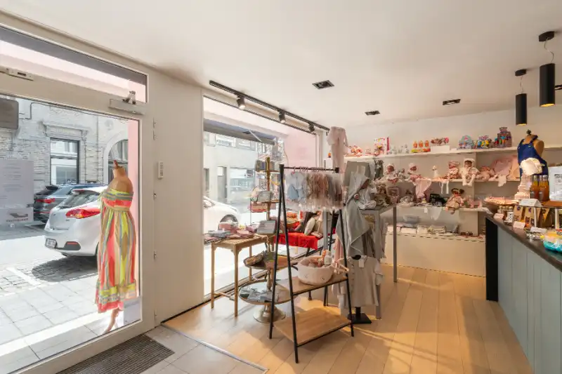 Roeselare-stadskern. Uitstekend gelegen handelspand voor winkel | praktijk | kantoor met 120m2 ruimte + aanpalende garage. Instapklaar en vernieuwd. foto 3