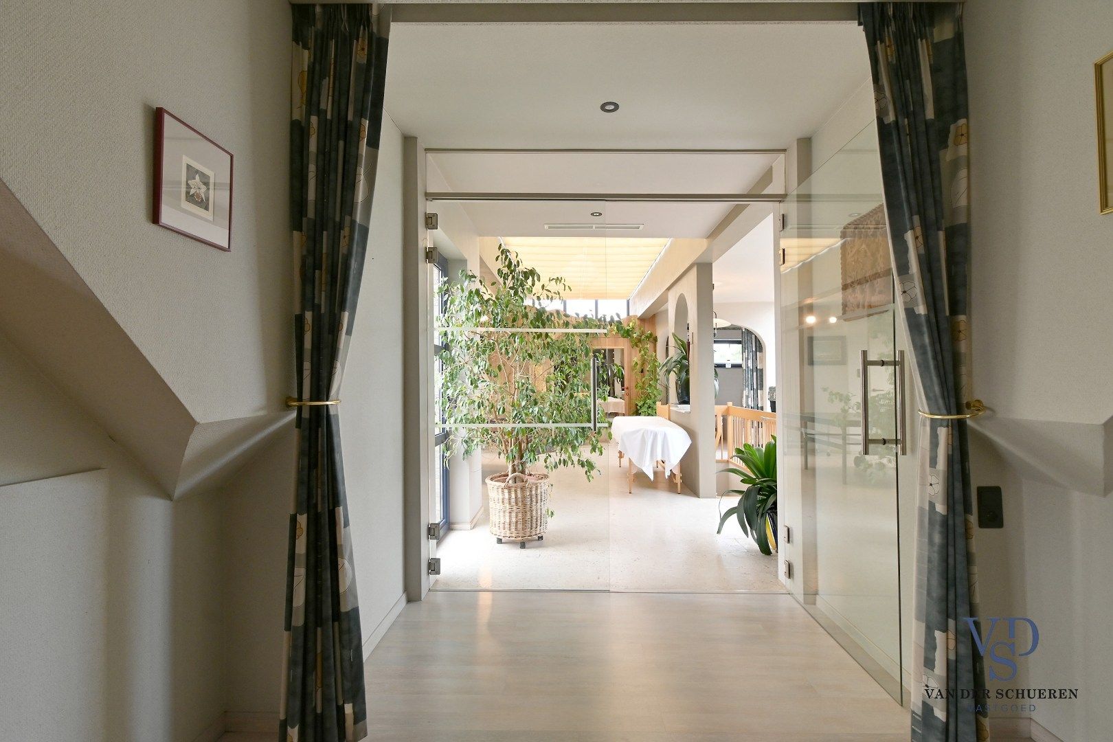 Ruim handelspand met penthouse in villastijl foto 38