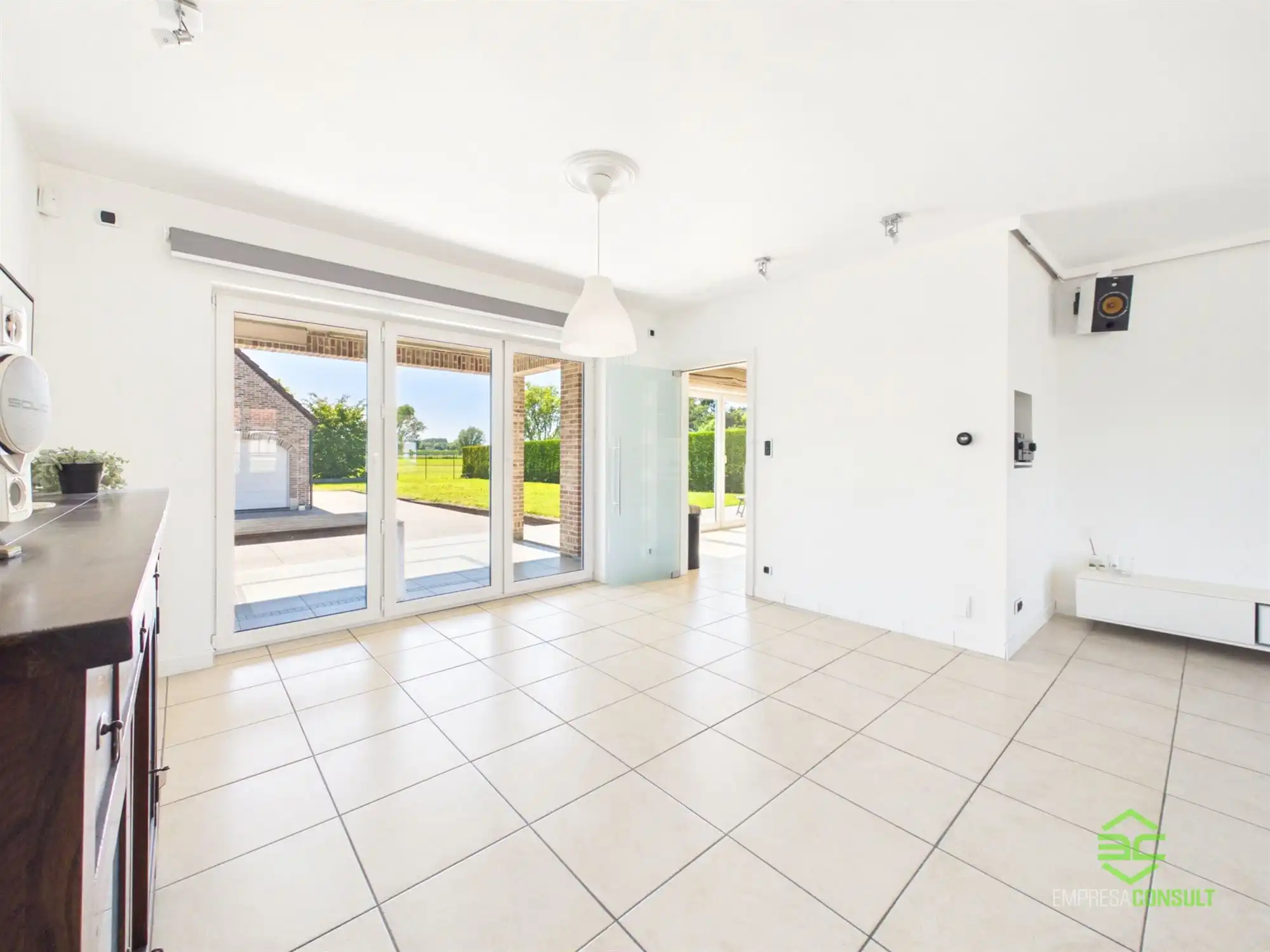 Ruime woning met 4/5 slpk en dubbele garage op 12a 50ca! foto 7