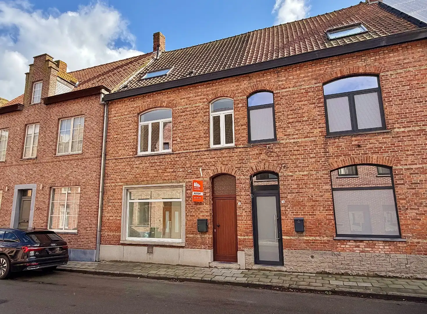 Volledig gerenoveerde rijwoning met 3 slaapkamers en gezellig tuintje. foto {{pictureIndex}}