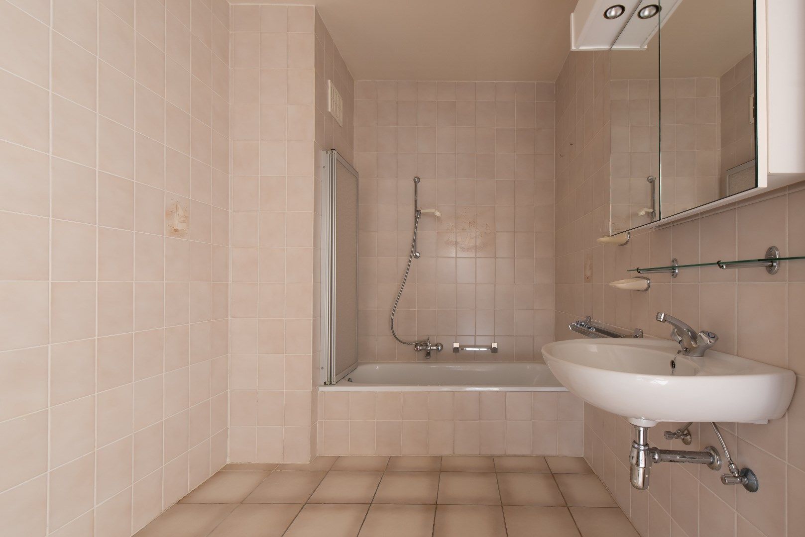 Mooi instapklaar 2 slaapkamer appartement in Raversijde met zijdelings zicht op zee foto 6