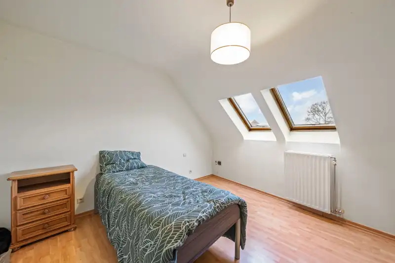 Roeselare : Ruim en lichtrijk hoekappartement gelegen op de tweede verdieping in een aangenaam woonerf met 1 slpks 83 m². foto 7