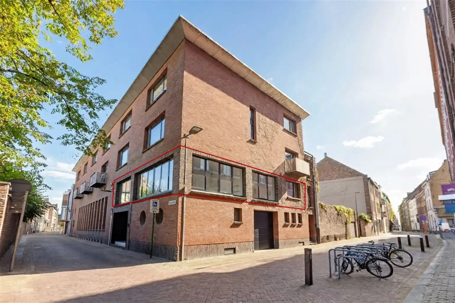 Recent gerenoveerd, ruim en lichtrijk 2-slaapkamerappartement in hartje Maaseik.  foto 20