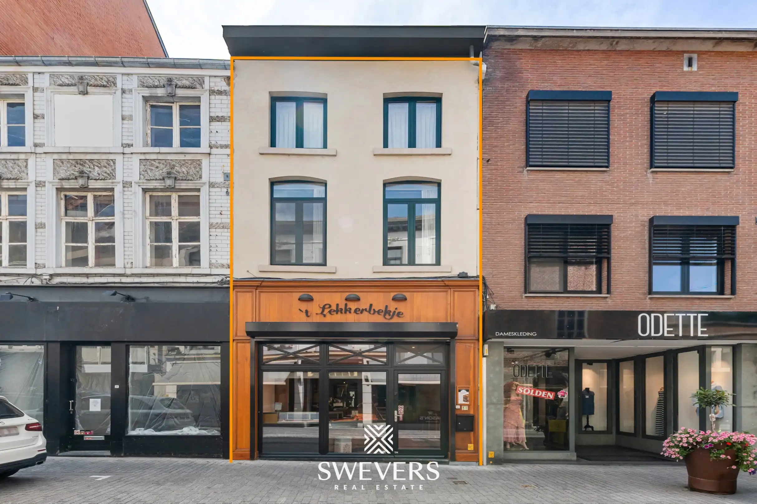 Instapklaar handelshuis op toplocatie met een oppervlakte van 272m2 foto {{pictureIndex}}