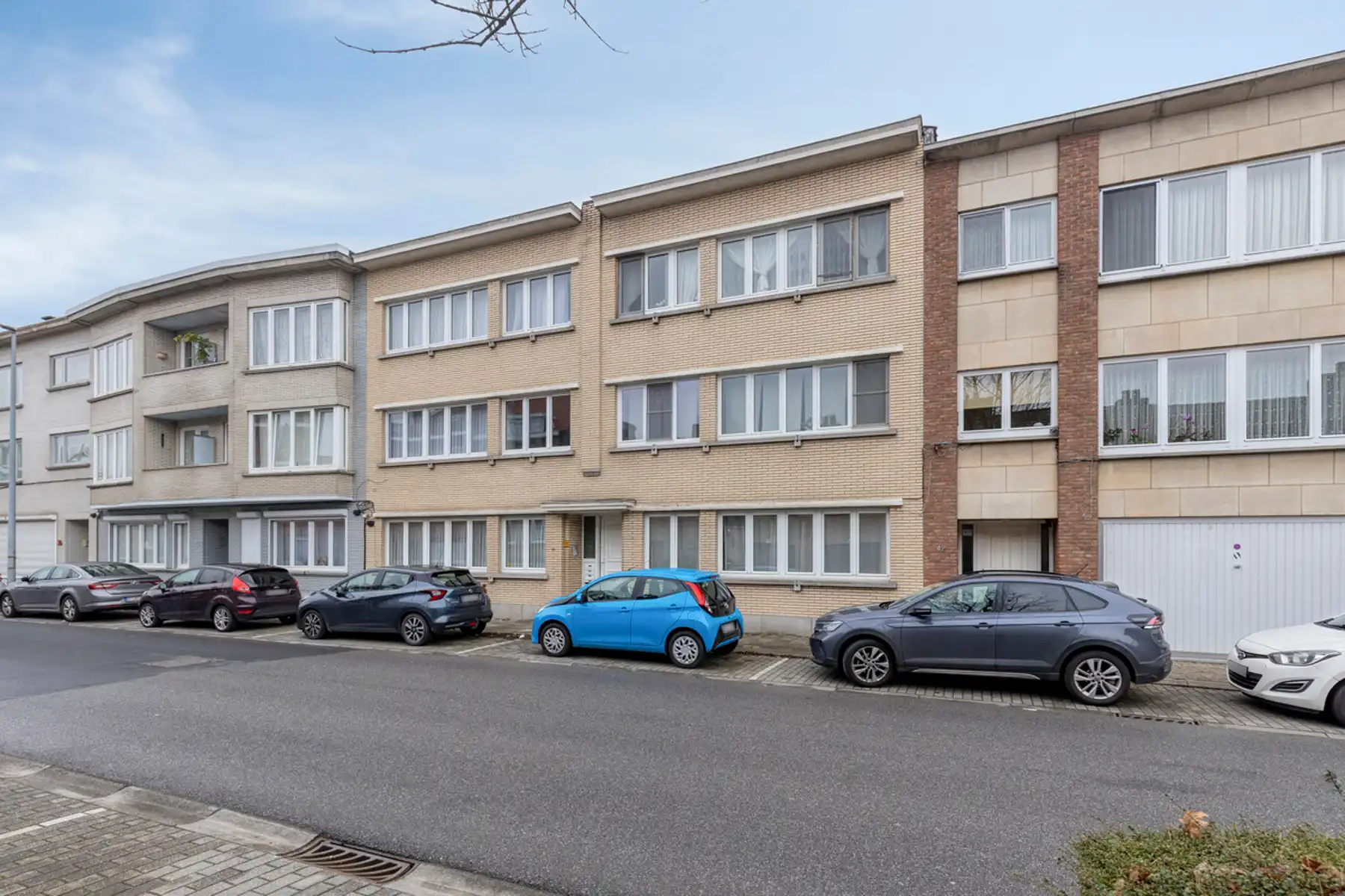 Leemans Immobiliën biedt u dit instapklare gelijkvloers appartement aan, gelegen op een uitstekende centrale locatie in het hart van Zellik foto 2