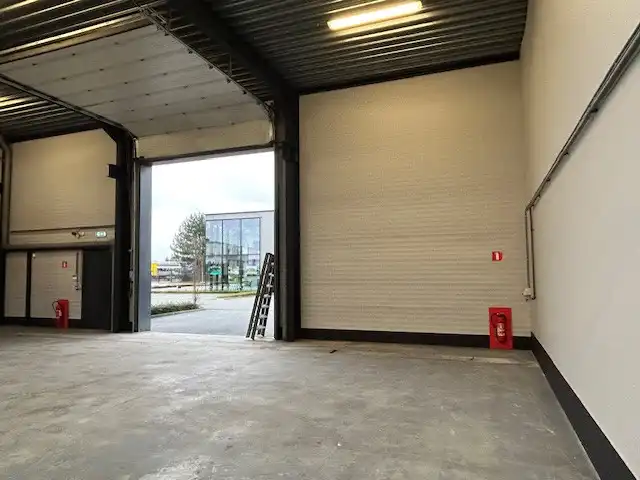 Bedrijfshal met kantoor foto 5