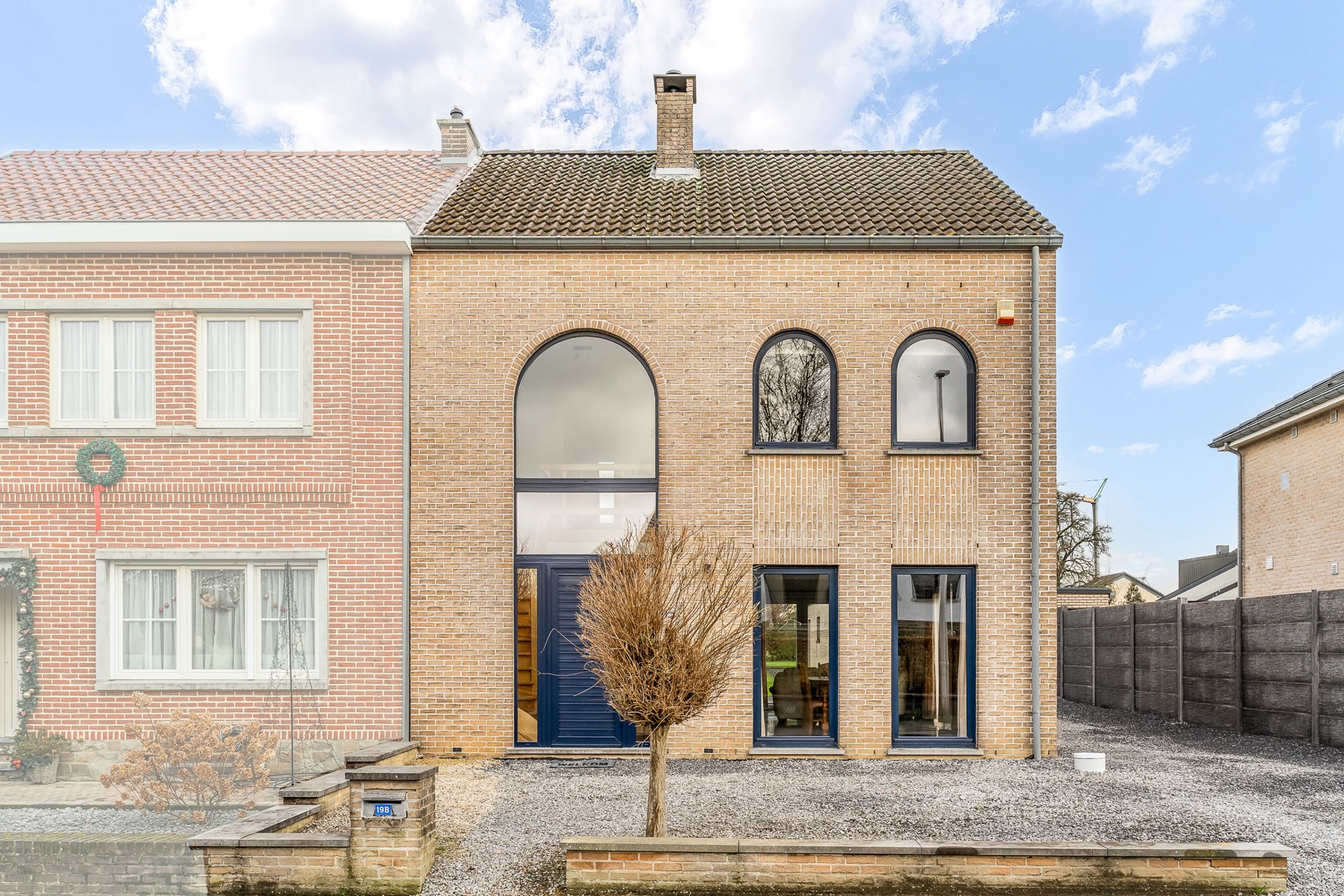 Ruime woning met tuin en royale garage foto {{pictureIndex}}