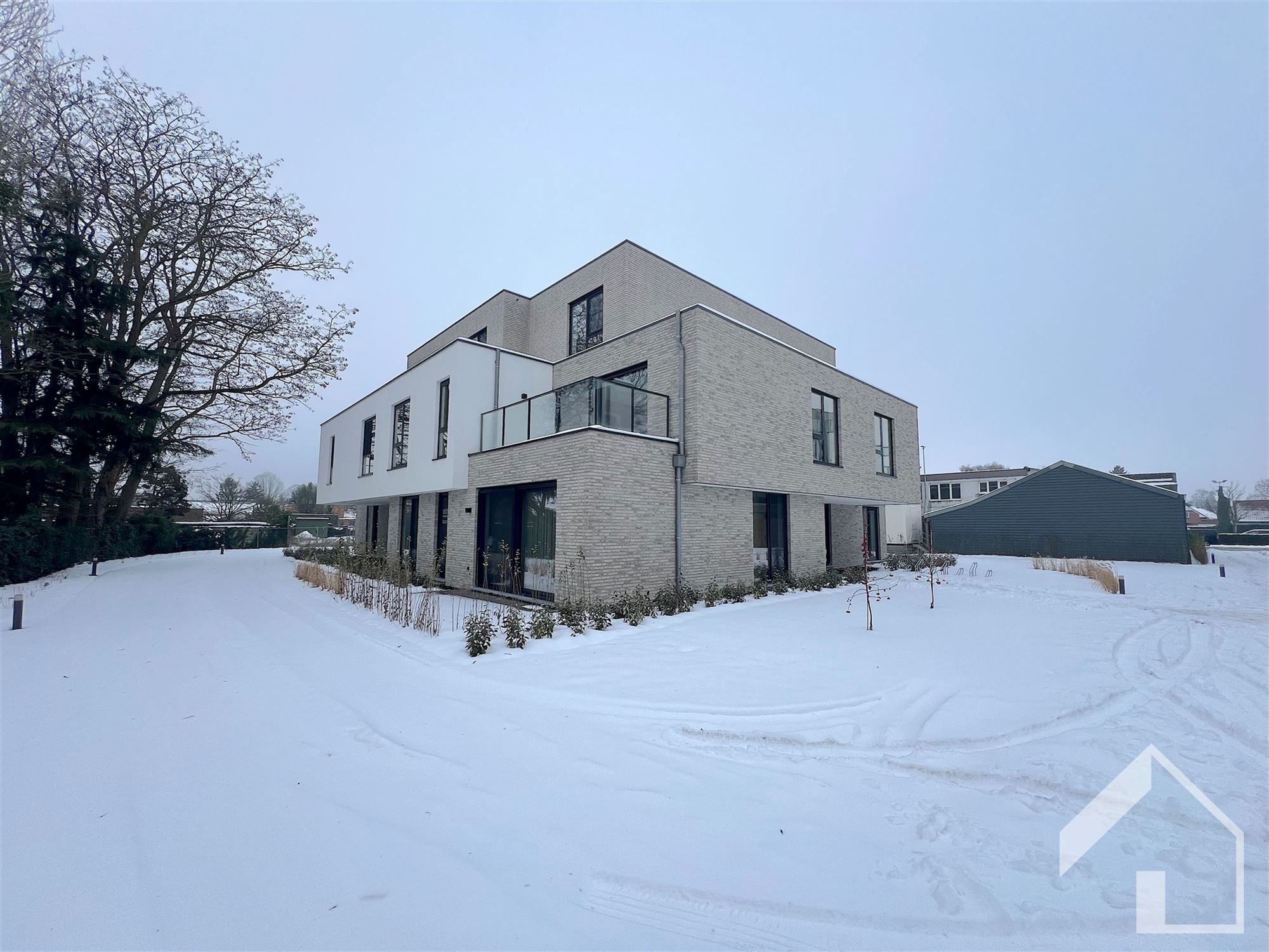 Nieuwbouwappartement met staanplaats en kelderberging foto {{pictureIndex}}