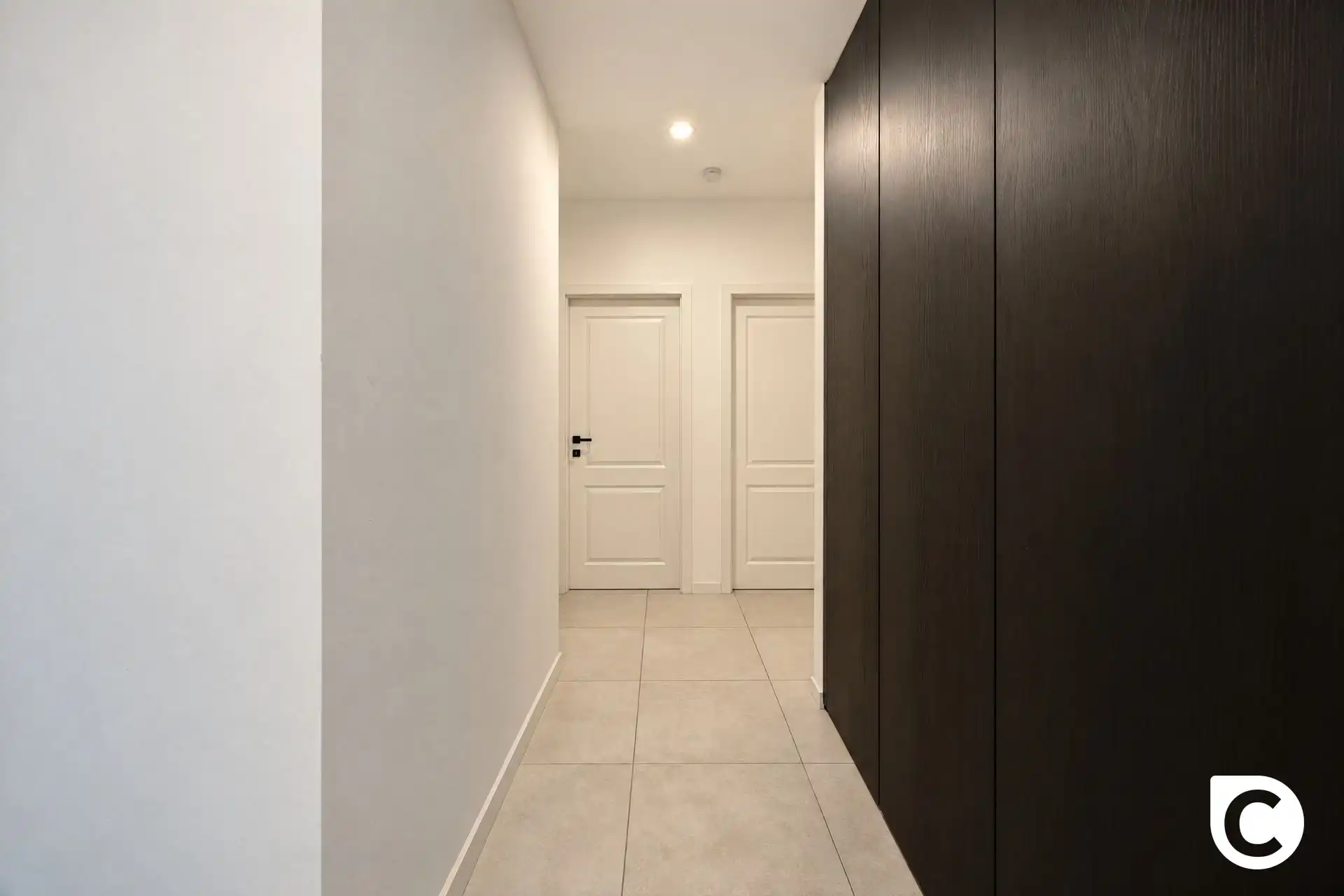 Instapklaar 2 slaapkamer app + garage foto 6