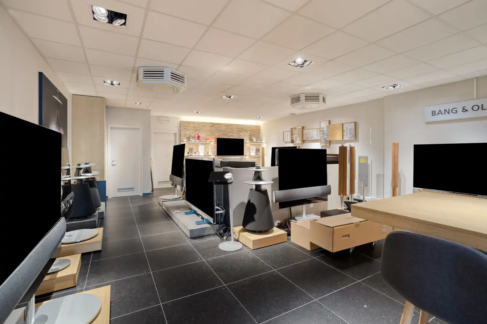 Instapklaar en goed gelegen handelsruimte van 126 m² kortbij het centrum van Geel !  foto 8