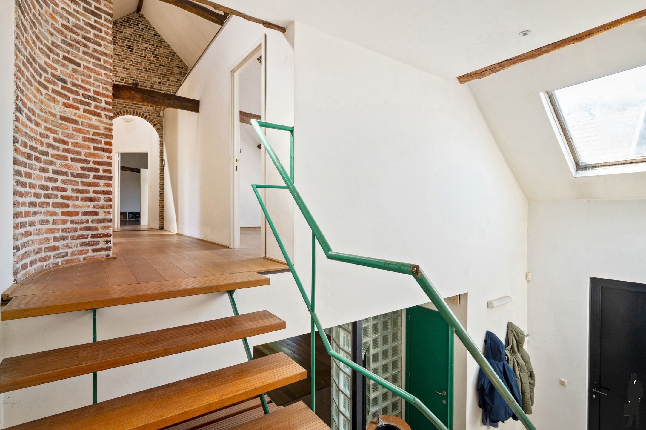 Unieke te renoveren hoevewoning met mooie parktuin foto 22