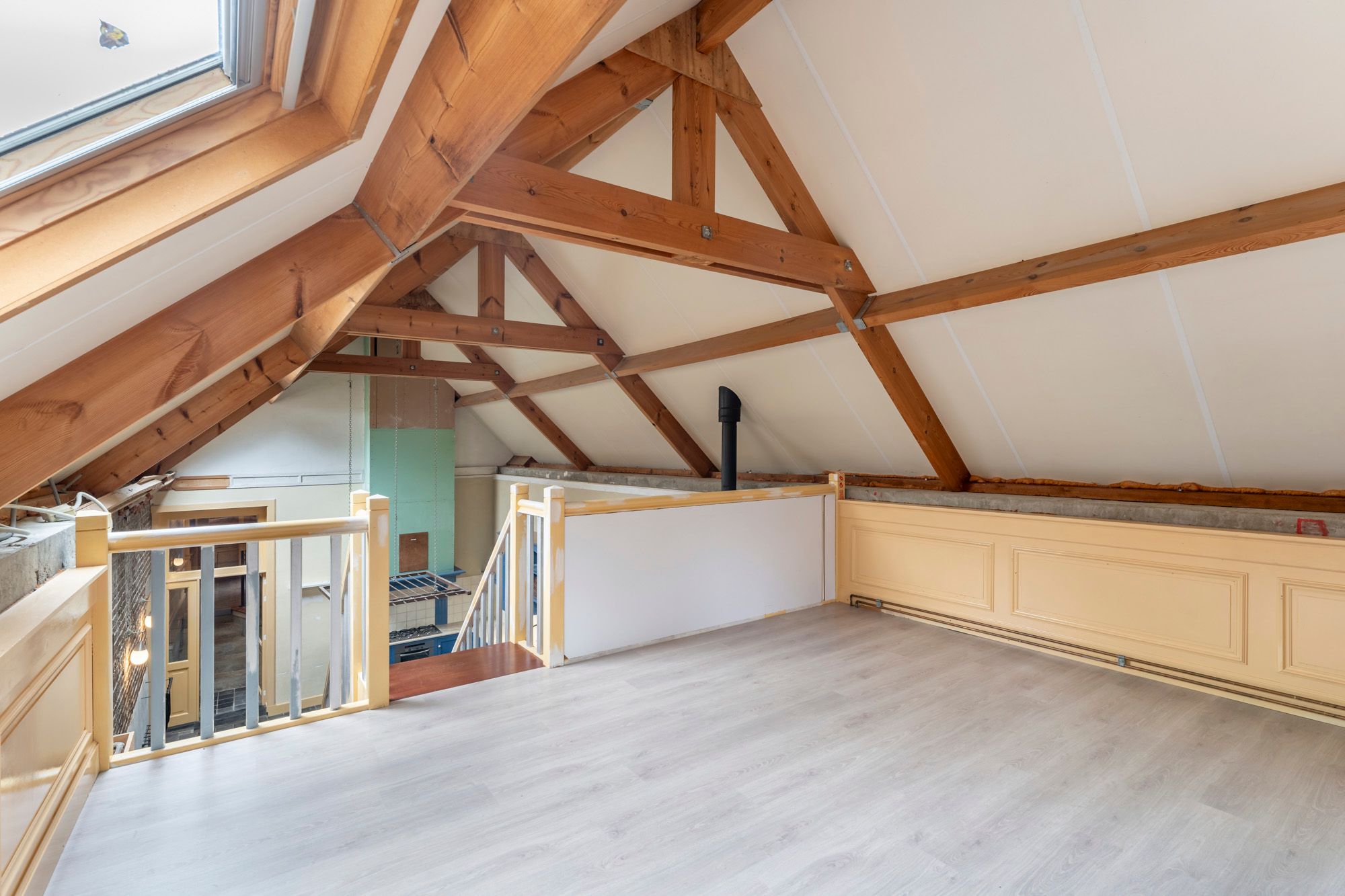 Deels Gerenoveerde Dorpshoeve met Veel Mogelijkheden foto 5