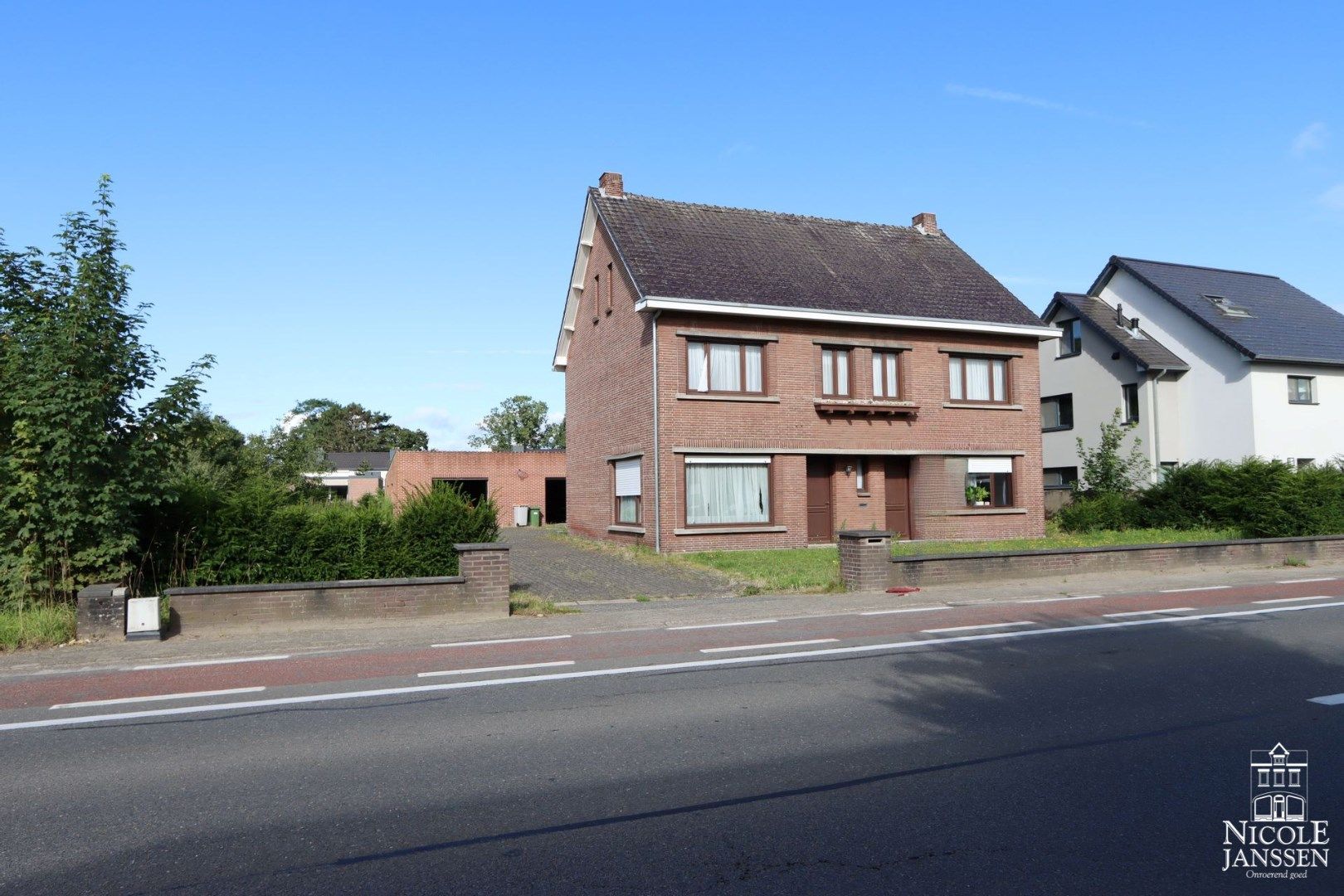 Ruime gezinswoning met dubbele garage in het centrum van Molenbeersel foto 1