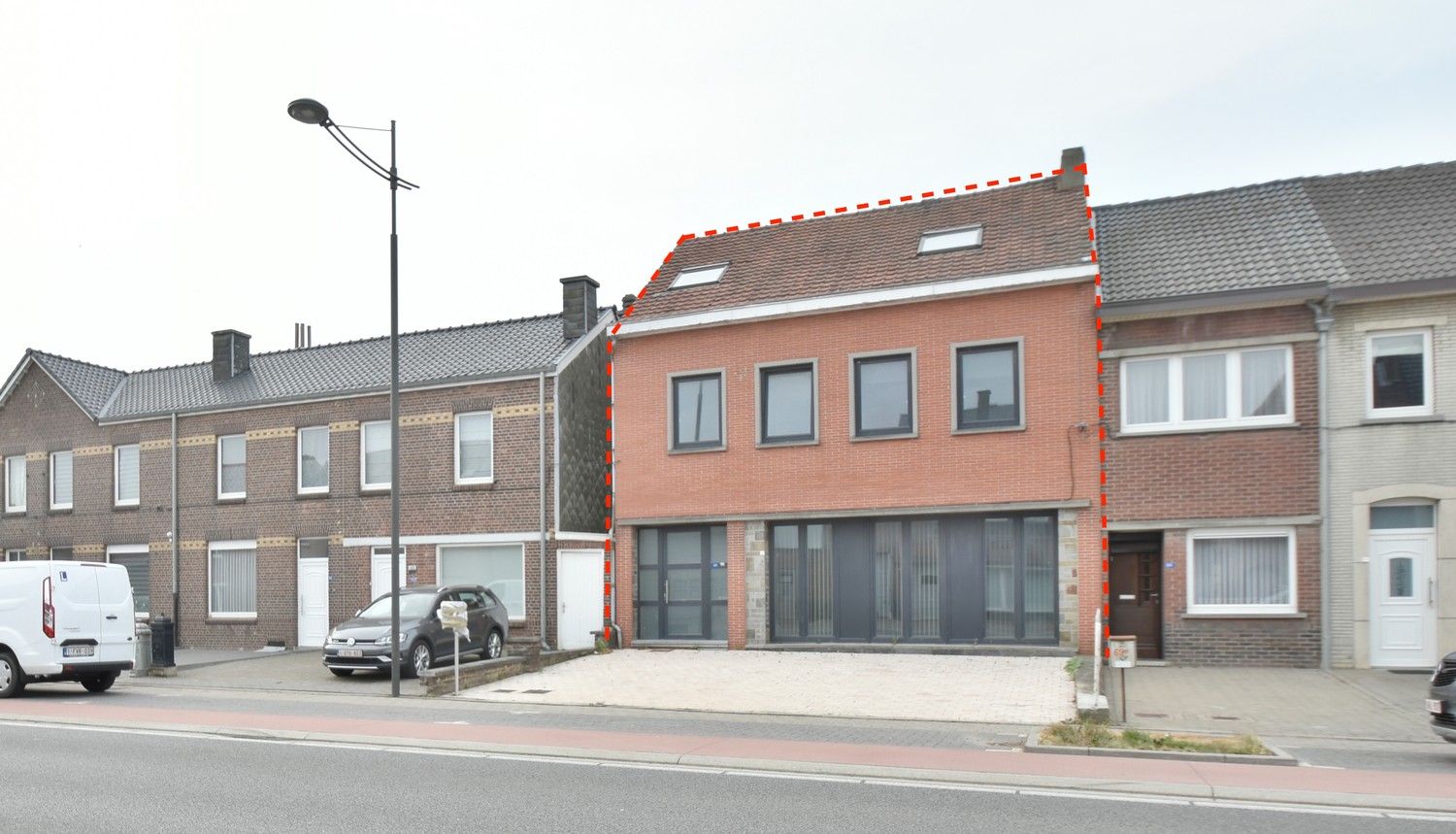 Ruime gerenoveerde woning met maar liefst 7 slaapkamers en handelsmogelijkheden op een gunstige locatie nabij Maastricht foto 3