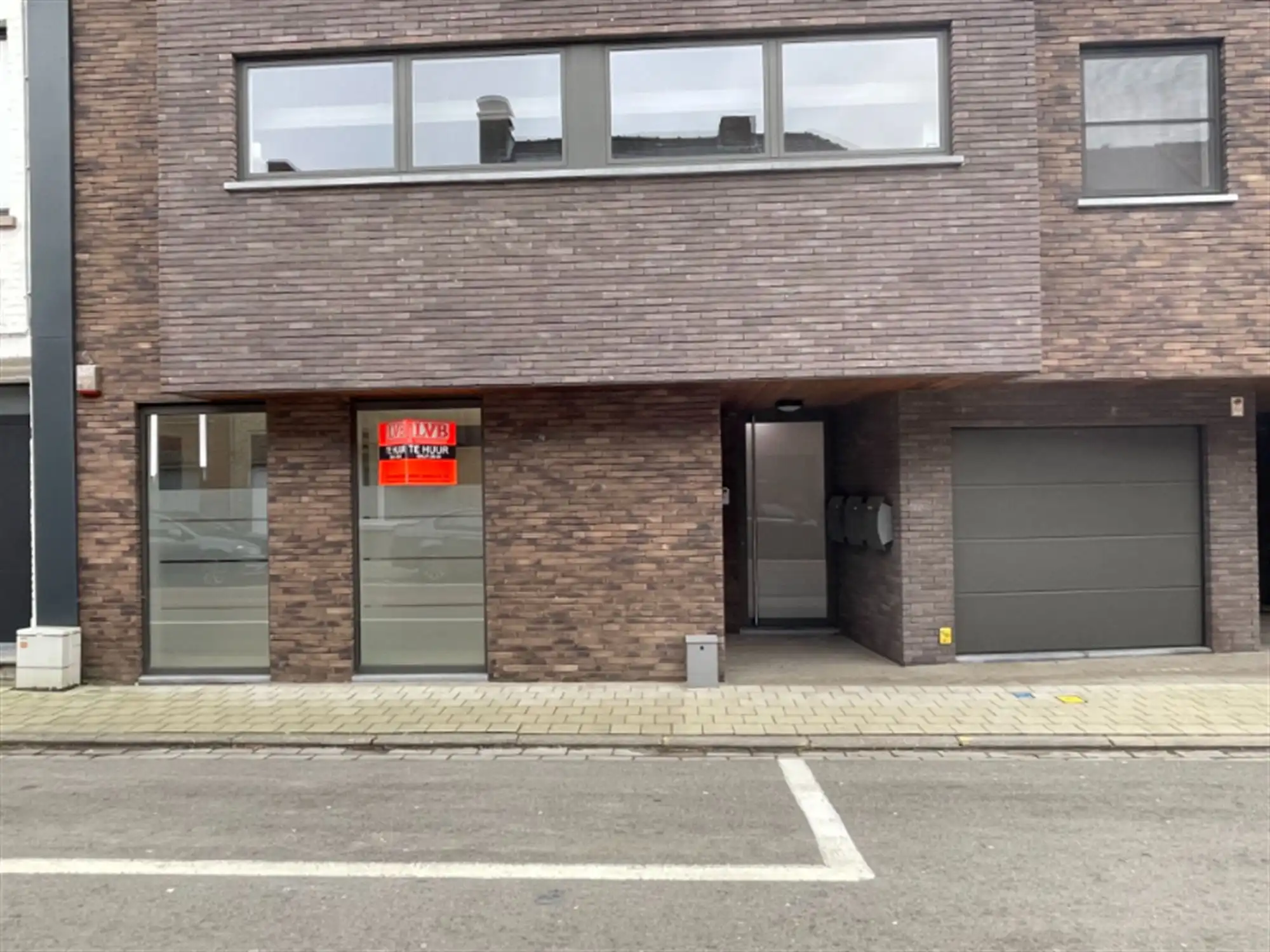 Handelspand met parking foto {{pictureIndex}}