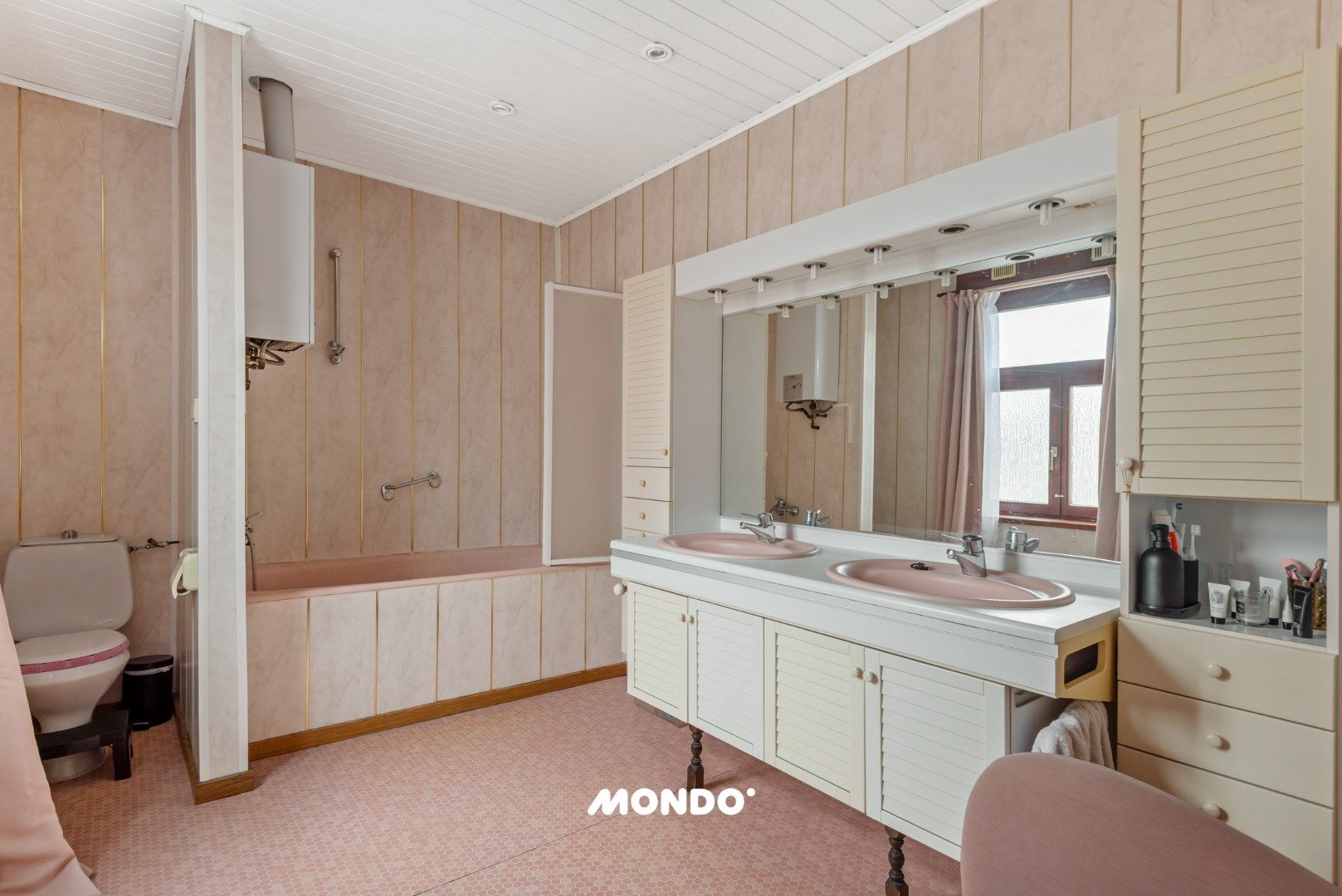 Karaktervolle woning met hangaar! foto 18