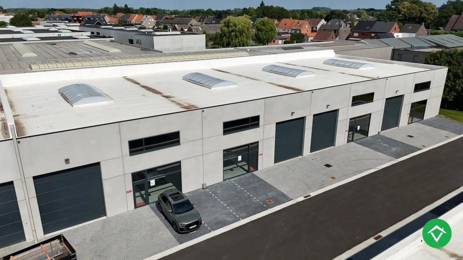 Loods te koop – 246 m² met 2 parkeerplaatsen inbegrepen op de industriezone te Ichtegem foto 2