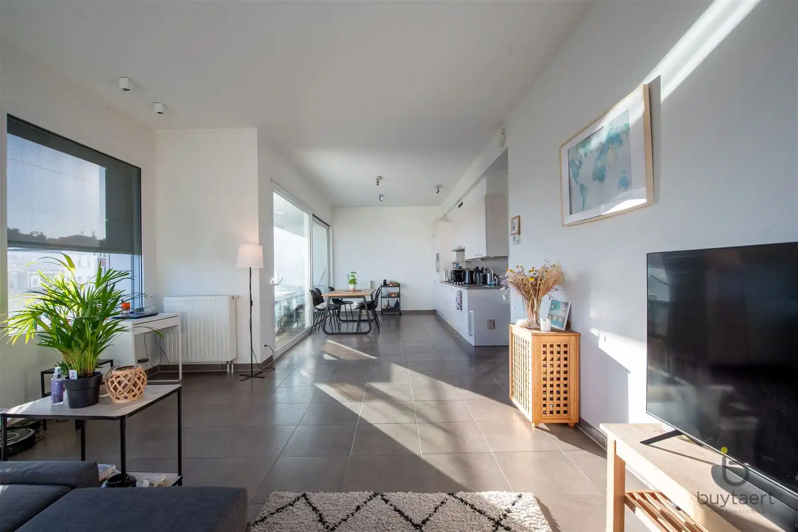 Schitterend nieuwbouw appartement met twee slaapkamers en prachtig overdekt terras te midden van de diamantwijk en de Persgroep! foto {{pictureIndex}}