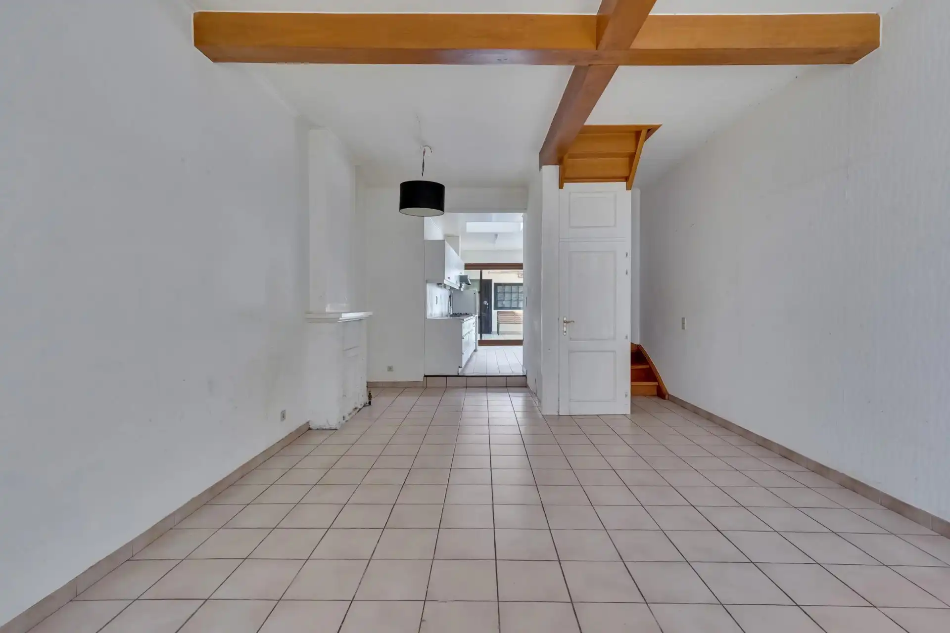 Op te knappen stadwoning op goede locatie foto 4