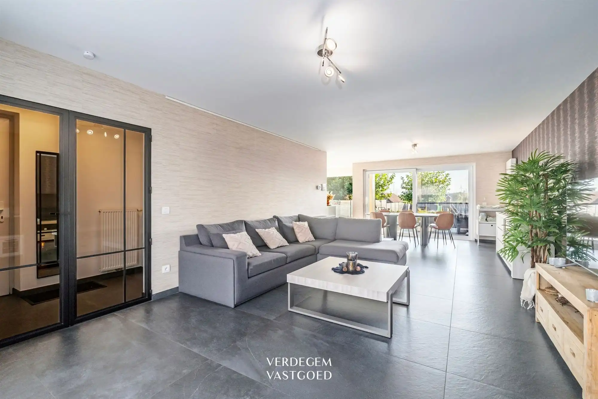 Knappe woning in een rustige buurt met 4 slaapkamers en heerlijke tuin foto {{pictureIndex}}