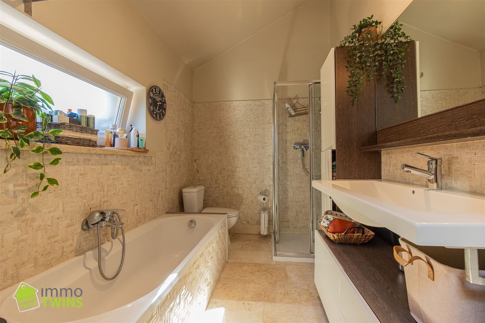 Halfopen bebouwing met karakter, comfort én een droomtuin! foto 15
