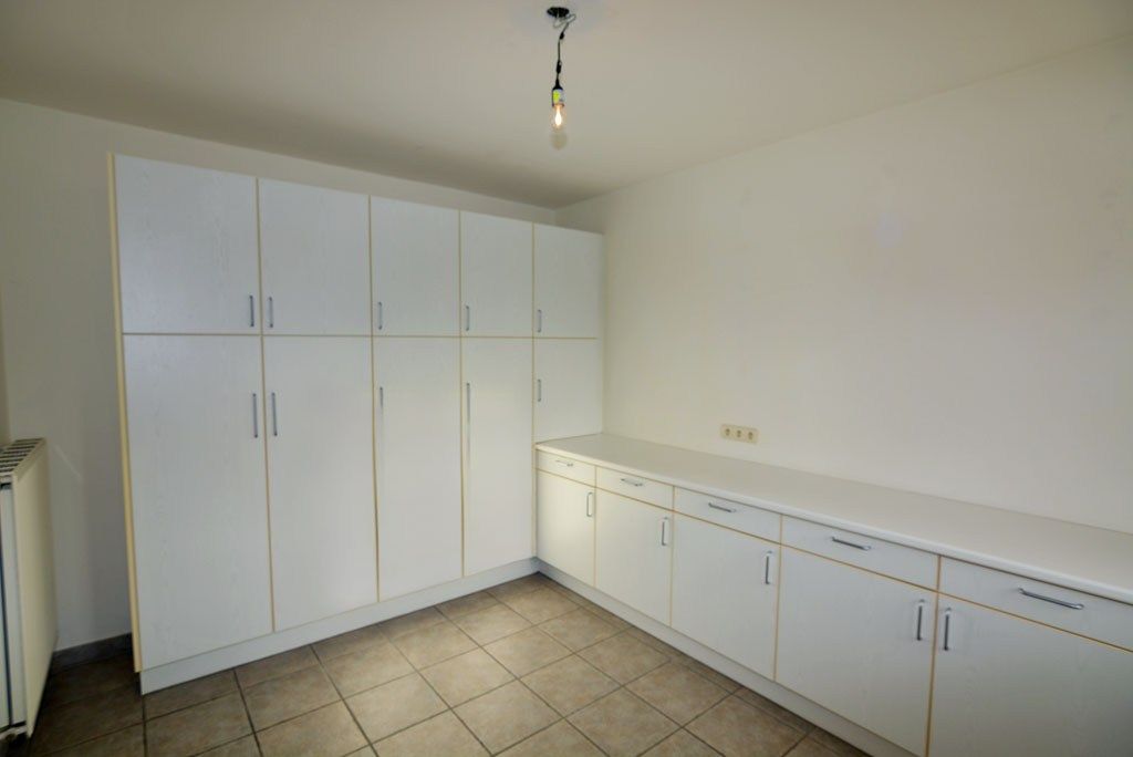 Vrijstaande woning met 4 slpks. en 2 bdks. op een perceel van 12a38ca. foto 17