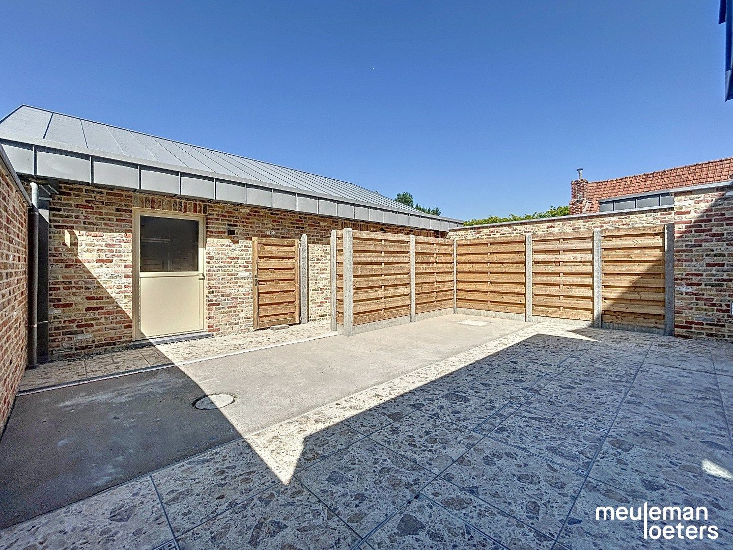 Lichtrijk nieuwbouwappartement met garage foto 16