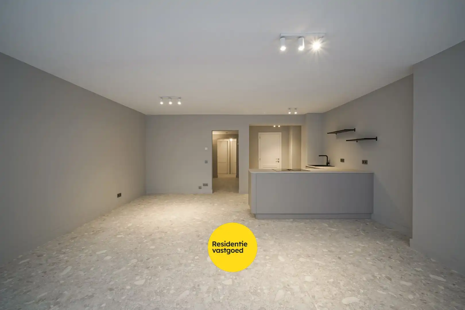 Gerenoveerd 2-slpk appartement met balkon en lift in Oostende foto 6