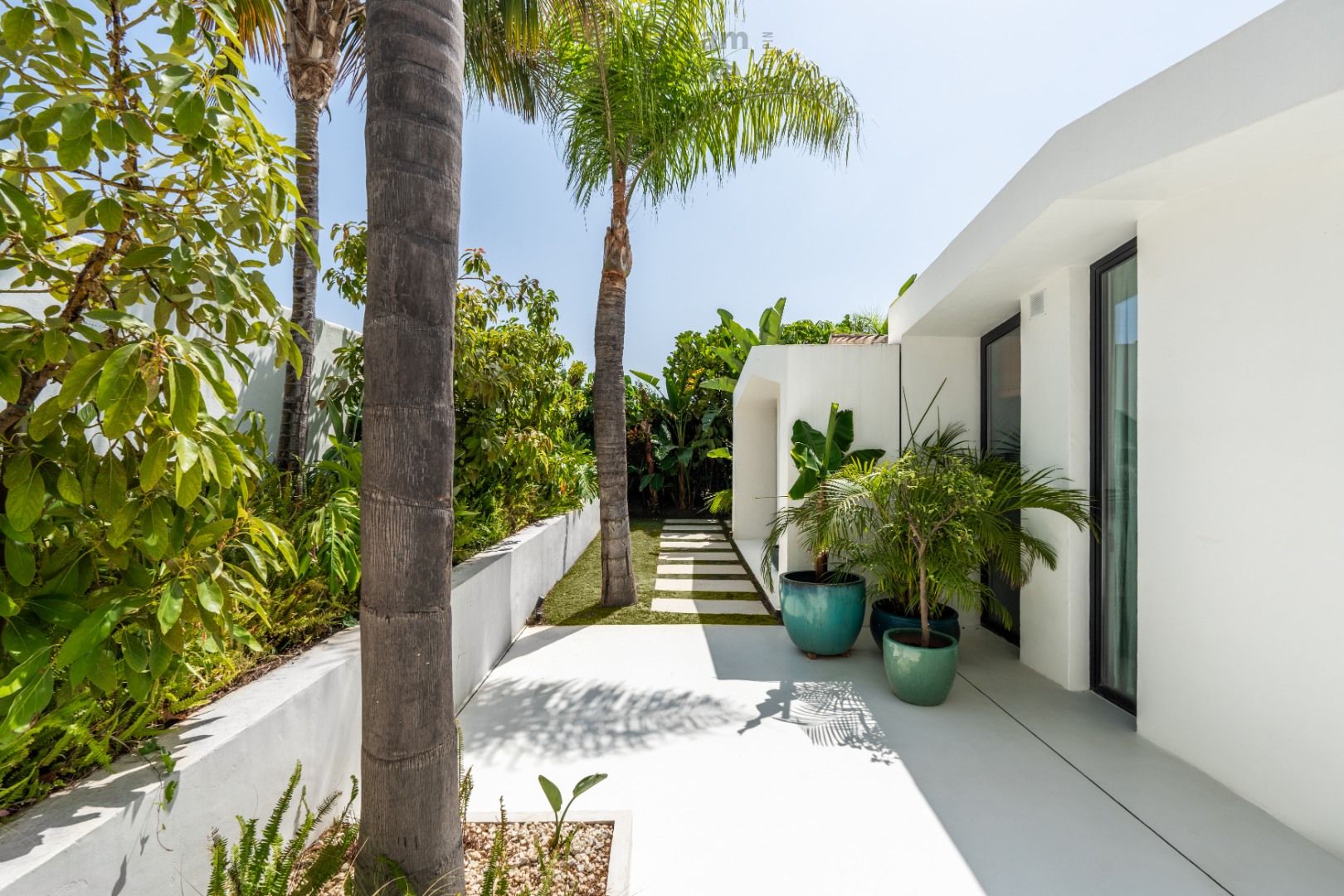 Unieke eerstelijns golfvilla in een exclusieve 'gated community' te Nueva Andalucia foto 37