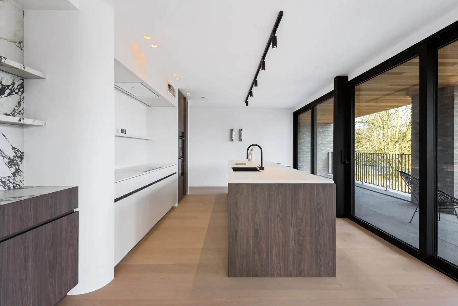 Prachtig afgewerkt nieuwbouwappartement inclusief 2 carports en 2 ruime bergingen. foto {{pictureIndex}}