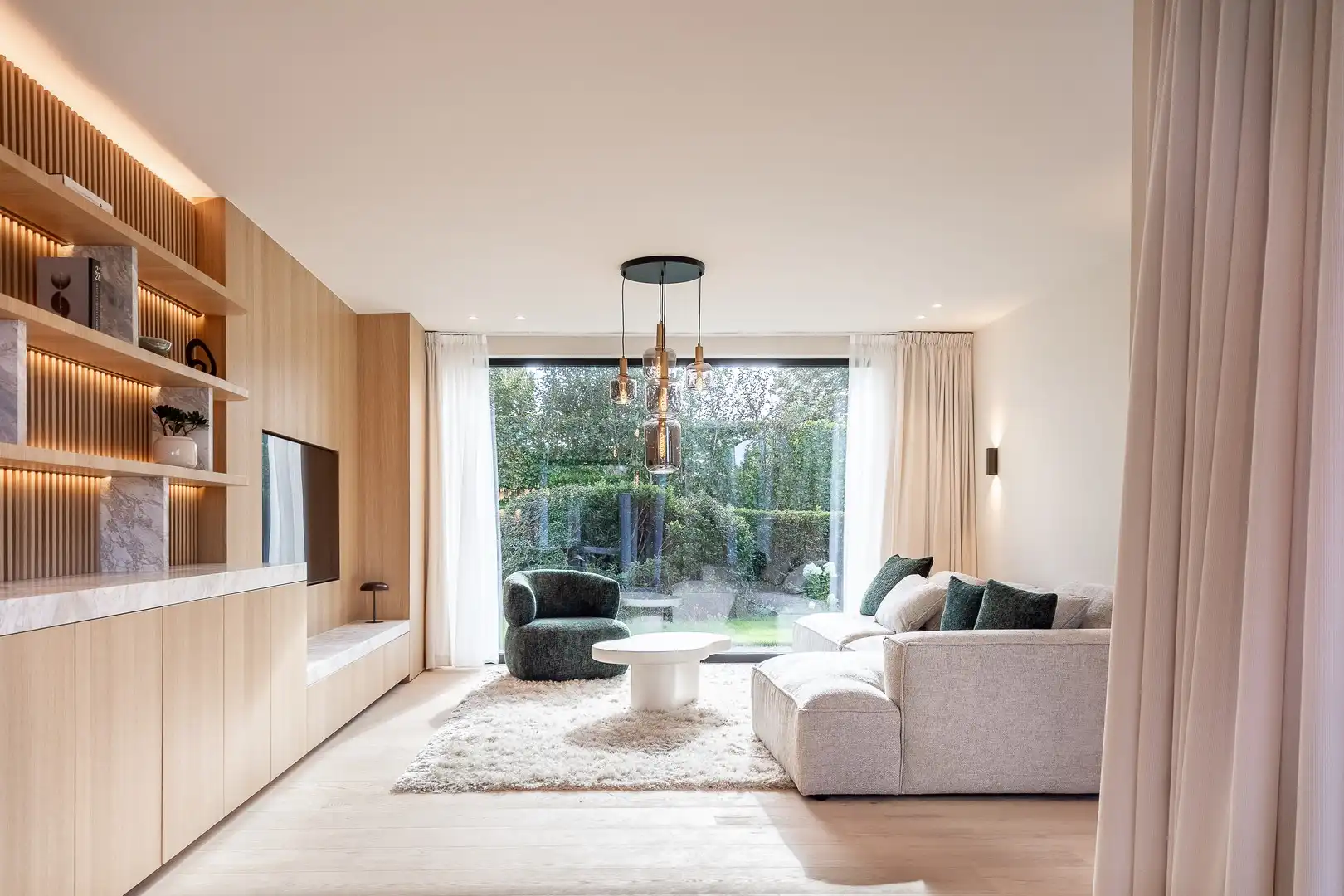Prachtige alleenstaande villa met 5 slaapkamers gelegen in een rustige residentiële omgeving. foto 8