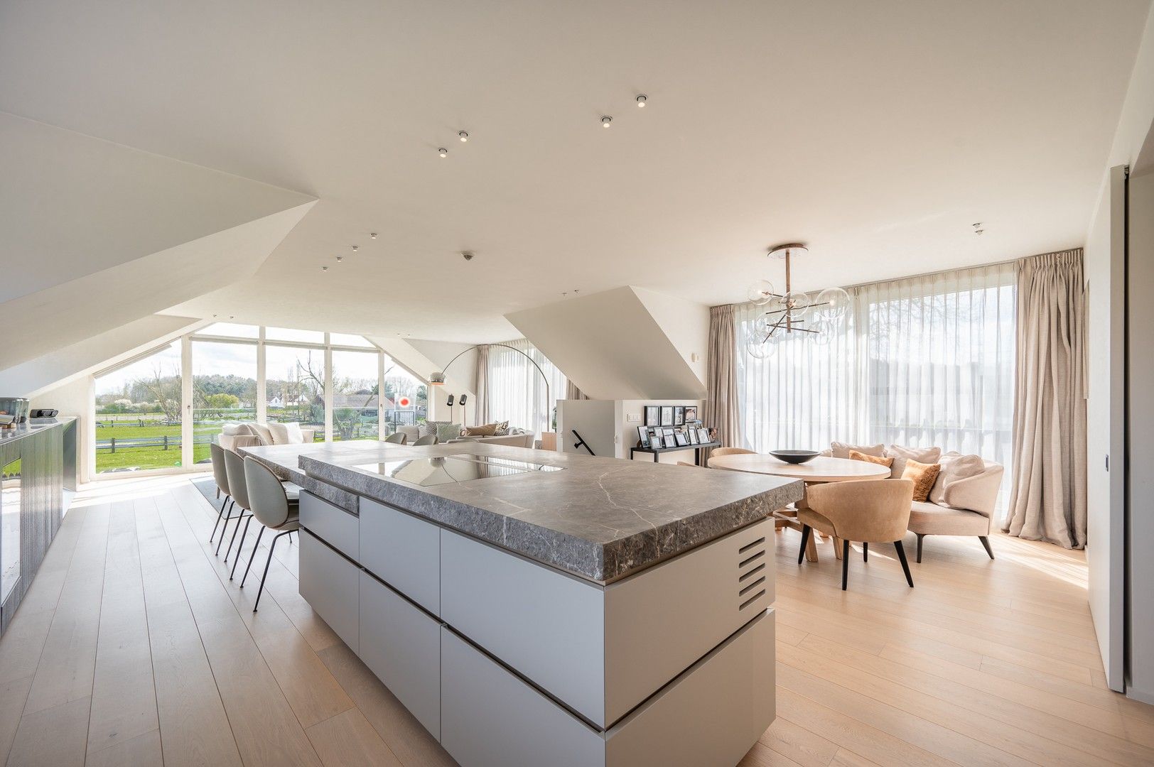 Uitzonderlijke eigendom met een uniek open zicht op de Hazegraspolders, vlakbij het Oosthoekplein. foto 12